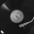 Nærbilde av en roterende vinylplate på en platespiller