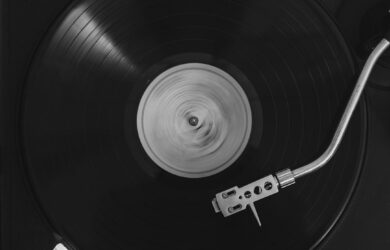 Nærbilde av en roterende vinylplate på en platespiller